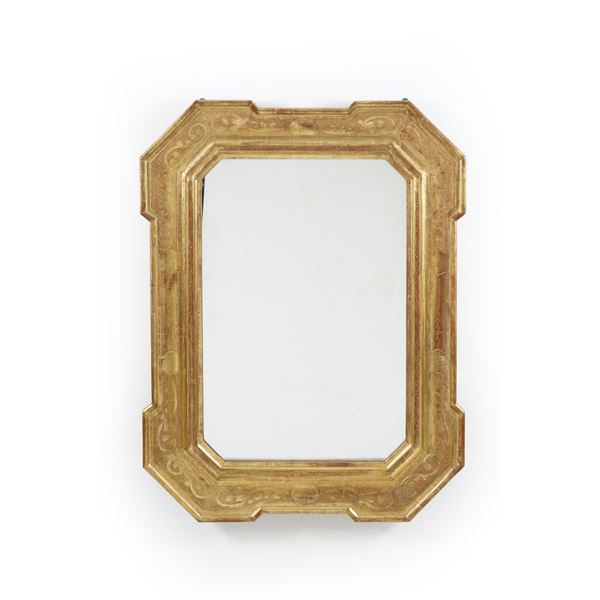 Grande specchiera con cornice a vassoio in legno inciso e dorato