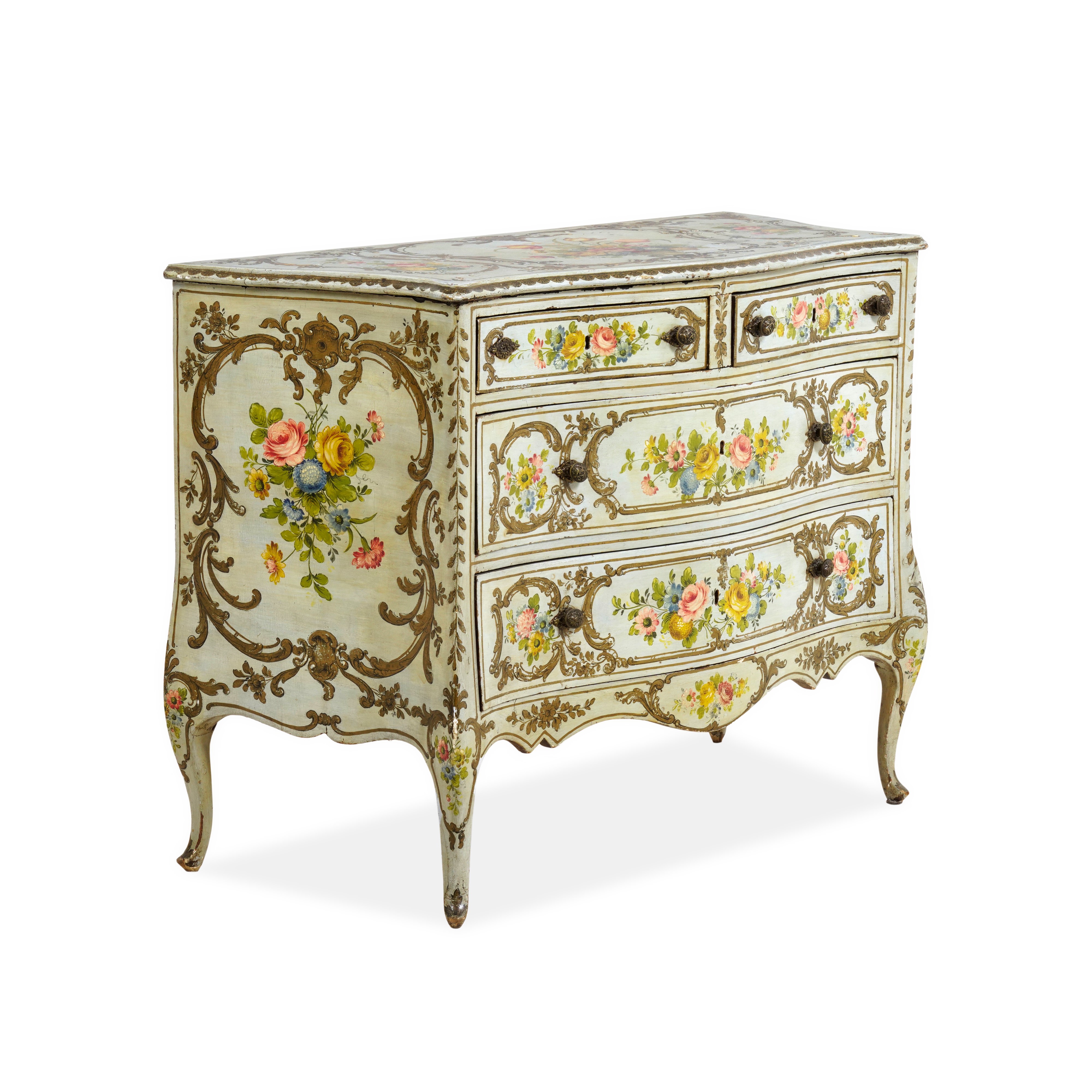Cassettone in stile settecentesco, laccato e dipinto con decoro floreale