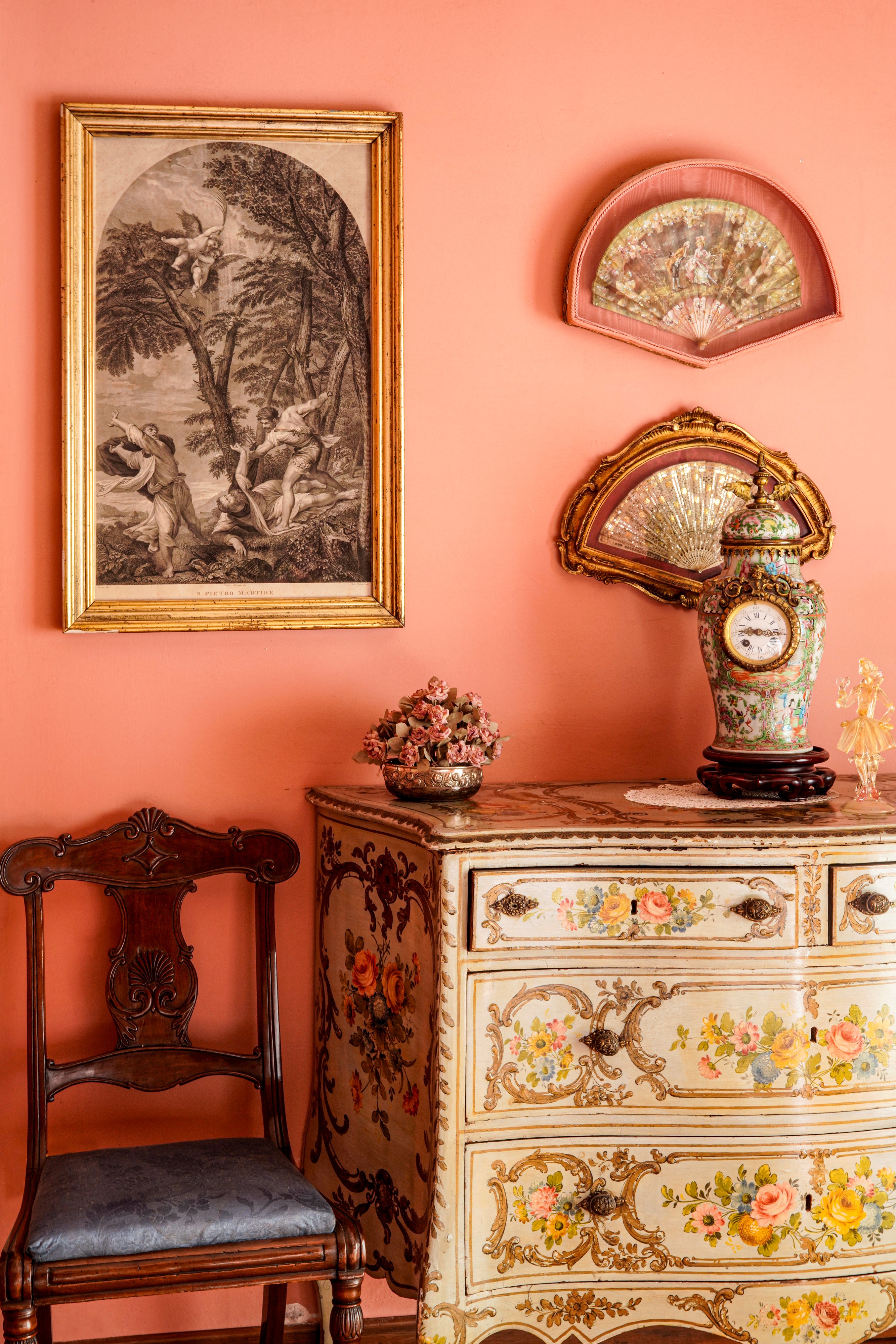 Cassettone in stile settecentesco, laccato e dipinto con decoro floreale