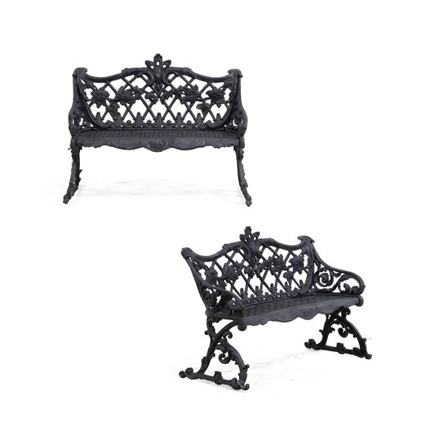 Coppia di panche in ghisa. XX secolo