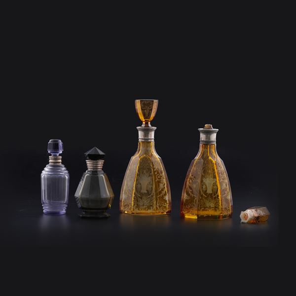 Lotto di quattro bottiglie in vetro. XIX-XX secolo