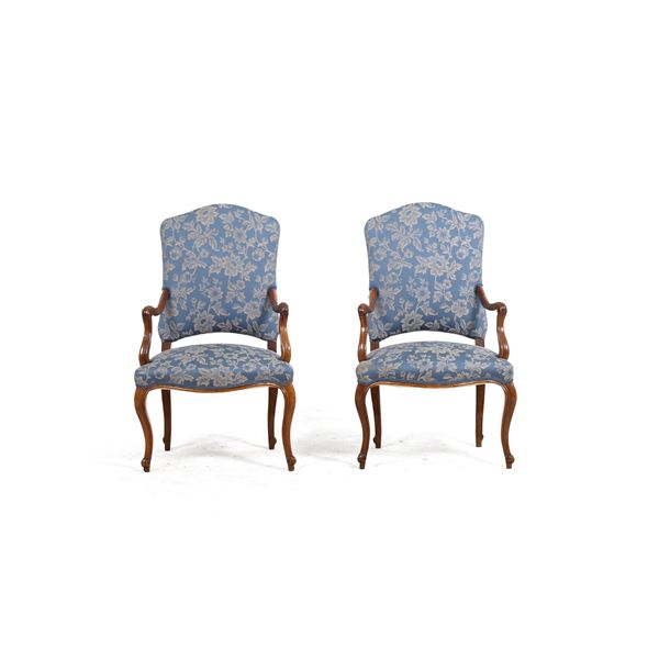 Coppia di poltrone in legno intagliato. XVIII-XIX secolo