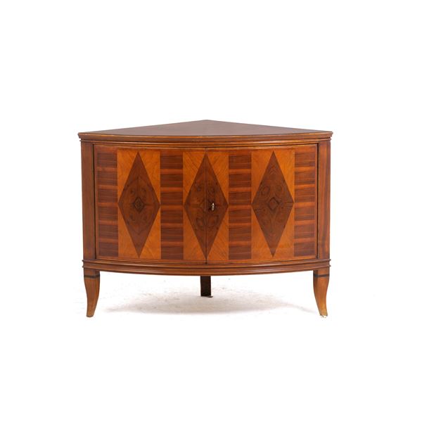 Angoliera in legno intarsiato. XX secolo