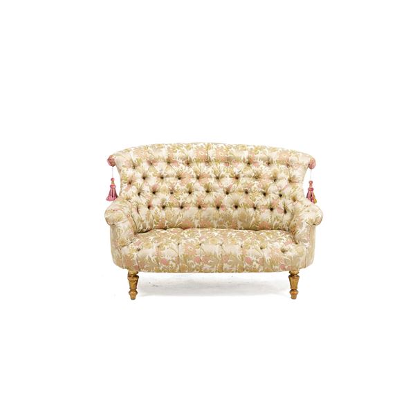 Divanetto imbottito capitonnè. XIX secolo