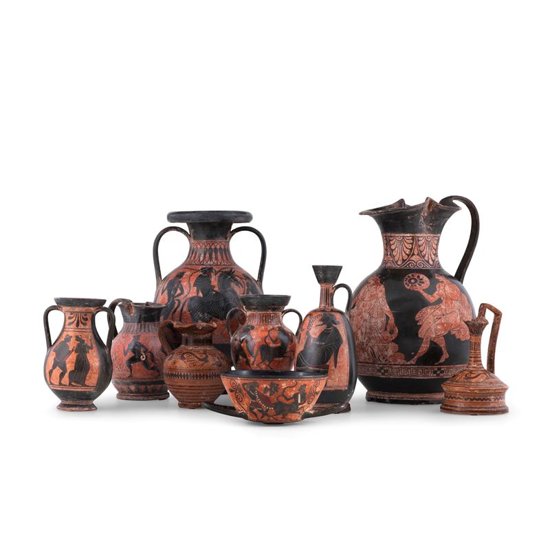 Nove diversi contenitori di ispirazione greco-etrusca. Probabilmente Napoli, XX secolo.  - Asta Dimore Italiane - Cambi Casa d'Aste