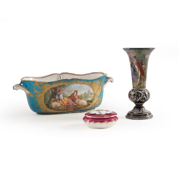 Tre oggetti diversi in porcellana e smalti: un vaso, un bicchiere e una scatola