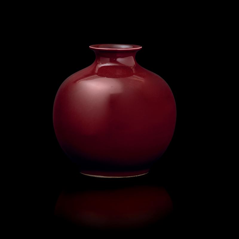 Vaso in porcellana Sangue di Bue, Cina, Dinastia Qing, XX secolo  - Asta Fine Asian Works of Art - Cambi Casa d'Aste