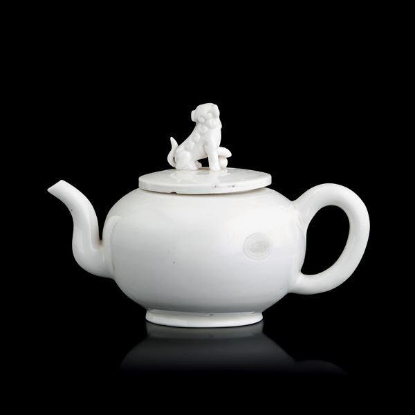 Rare Blanc de Chine Dehua porcelain teapot with lid shaped as a Foo Dog, China, Qing Dynasty, Kangxi period (1662–1722)