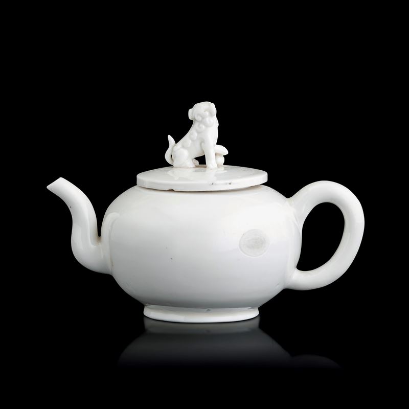 Rare Blanc de Chine Dehua porcelain teapot with lid shaped as a Foo Dog, China, Qing Dynasty, Kangxi period (1662–1722)  - Auction Fine Asian Works of Art - Cambi Casa d'Aste
