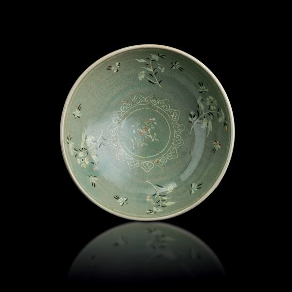Ciotola in terracotta Celadon con decori a motivi geometrici e floreali, Corea, periodo Joseon (1392-1910)
