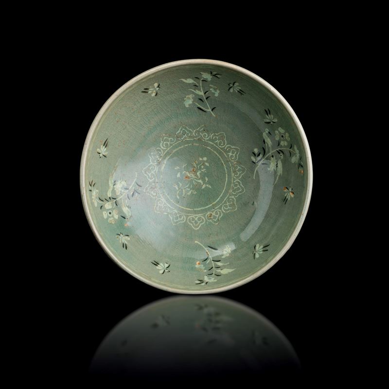 Ciotola in terracotta Celadon con decori a motivi geometrici e floreali, Corea, periodo Joseon (1392-1910)  - Auction Fine Asian Works of Art - Cambi Casa d'Aste