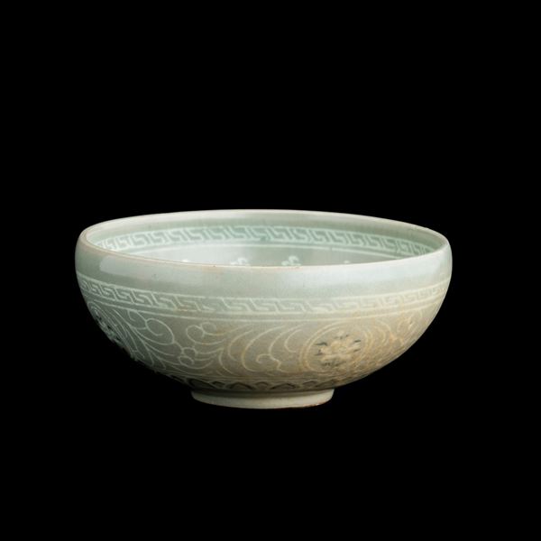 Ciotola in terracotta Celadon con decori a motivi geometrici e floreali, Corea, periodo Joseon (1392-1910)
