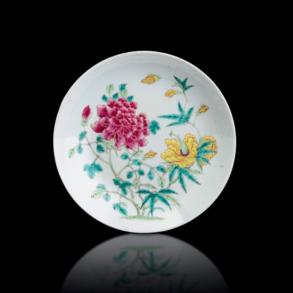 Piatto in porcellana Famiglia Rosa a smalti policromi a soggetto naturalistico, Cina, Dinastia Qing, epoca Guangxu (1875-1908)
