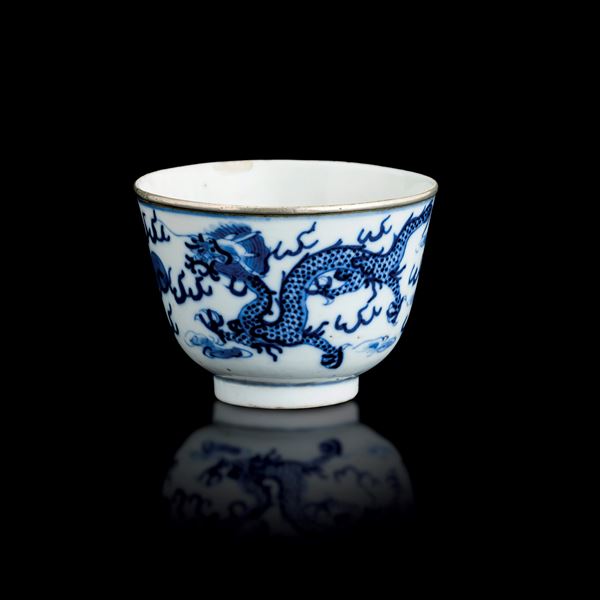 Ciotola in porcellana bianca e blu raffigurante drago tra le nuvole, Cina, Dinastia Qing, epoca Guangxu (1875-1908)