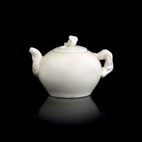 Rare Blanc de Chine porcelain teapot, China, Qing Dynasty, Kangxi period (1662–1722)