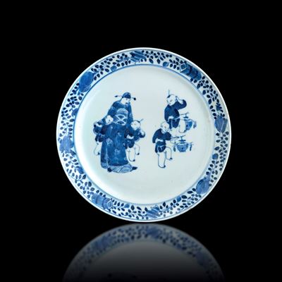 Piatto in Porcellana Bianca e Blu Raffigurante Personaggi, Cina, Dinastia Qing, Epoca Jiaqing (17...