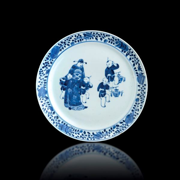 Piatto in porcellana bianca e blu raffigurante personaggi, Cina, Dinastia Qing, epoca Jiaqing (1796-1820)
