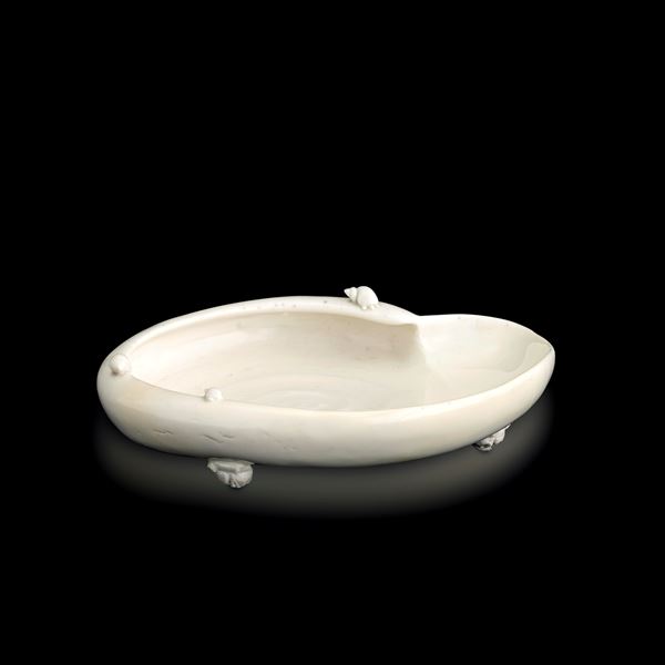 Dehua porcelain Blanc de Chine bowl depicting shells with raised decorations of small shells, China, Qing Dynasty, Kangxi period (1662–1722)