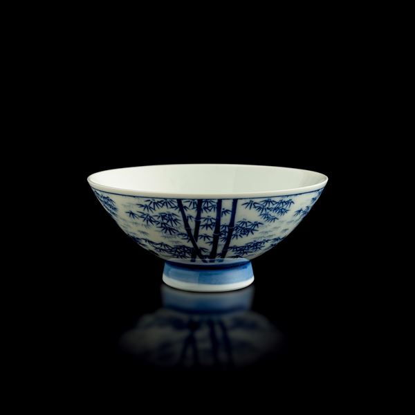 Ciotola in porcellana bianca e blu raffigurante scena paesaggistica, Giappone, Manifattura Hirado, periodo Meiji (1868-1912)