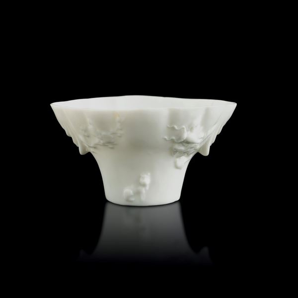 Coppa di libagione in porcellana a fondo bianco con decori floreali a rilievo, Cina, Dinastia Qing (1644-1912)