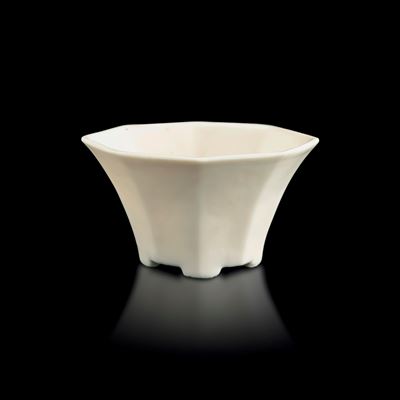 Coppa di Libagione in Porcellana a Fondo Bianco a Pianta Ottagonale, Cina, Dinastia Ming (1368-16...