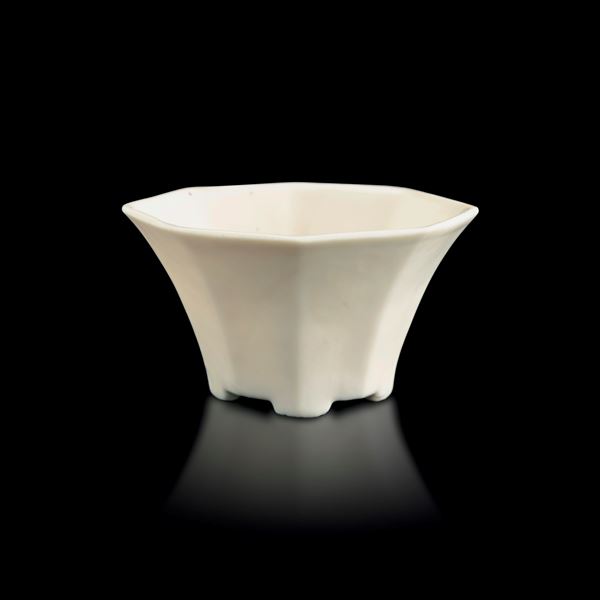 Coppa di libagione in porcellana a fondo bianco a pianta ottagonale, Cina, Dinastia Ming (1368-1644)