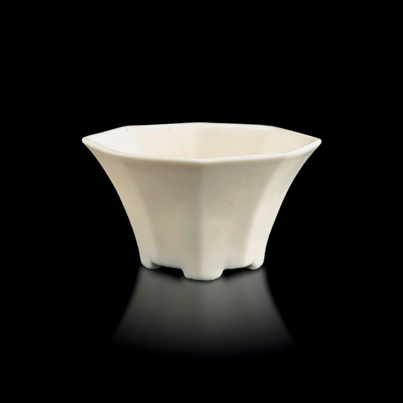 Coppa di libagione in porcellana a fondo bianco a pianta ottagonale, Cina, Dinastia Ming (1368-1644)  - Asta Fine Asian Works of Art - Cambi Casa d'Aste