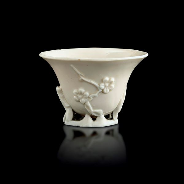 Piccola ciotola in porcellana a fondo bianco e decori raffiguranti fiori a rilievo, Cina, Dinastia Qing, epoca Kangxi (1662-1722)