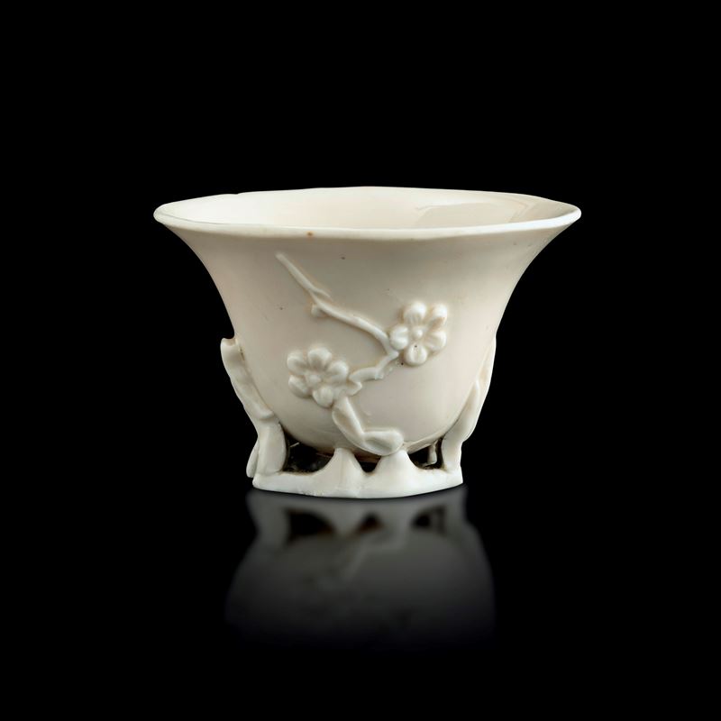 Piccola ciotola in porcellana a fondo bianco e decori raffiguranti fiori a rilievo, Cina, Dinastia Qing, epoca Kangxi (1662-1722)  - Auction Fine Asian Works of Art - Cambi Casa d'Aste