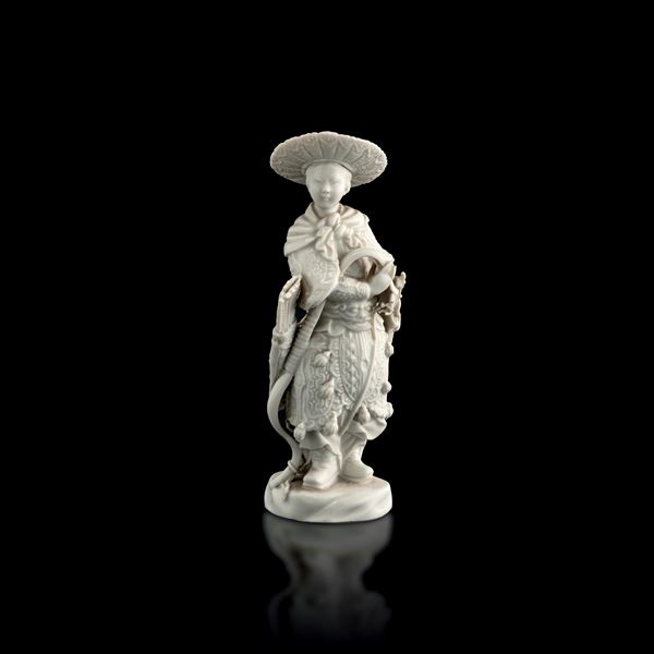 Figura di personaggio in porcellana Blanc de Chine con decori a rilievo, Cina, Dinastia Qing, Repubblica