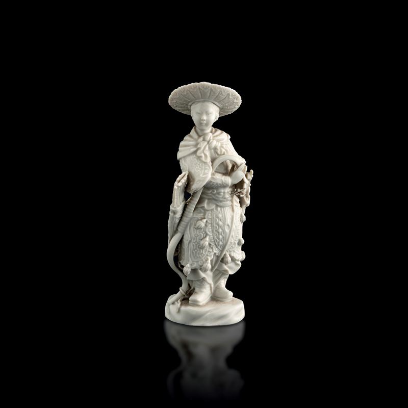Figura di personaggio in porcellana Blanc de Chine con decori a rilievo, Cina, Dinastia Qing, Repubblica  - Auction Fine Asian Works of Art - Cambi Casa d'Aste