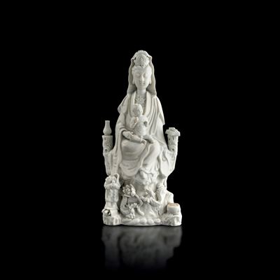 Figura di Guanyin Seduta con Bambino in Porcellana Blanc De Chine, Cina, Dinastia Qing, XVIII Sec...