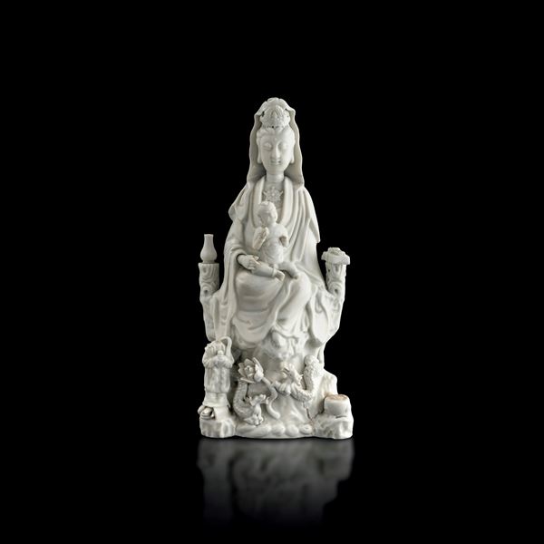 Figura di Guanyin seduta con bambino in porcellana Blanc de Chine, Cina, Dinastia Qing, XVIII secolo