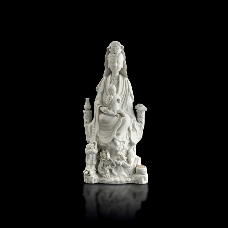 Figura di Guanyin seduta con bambino in porcellana Blanc de Chine, Cina, Dinastia Qing, XVIII secolo  - Asta Fine Asian Works of Art - Cambi Casa d'Aste