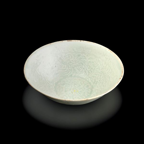 Ciotola in porcellana Ginpai a fondo bianco raffigurante fenice e fiori a rilievo, Cina, Dinastia Song (960-1279)
