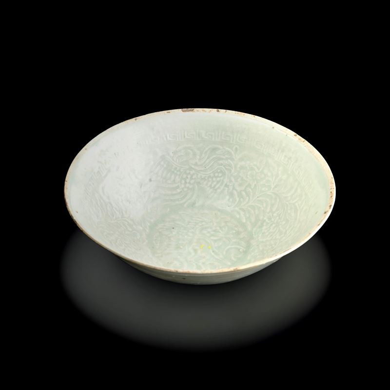 Ciotola in porcellana Ginpai a fondo bianco raffigurante fenice e fiori a rilievo, Cina, Dinastia Song (960-1279)  - Asta Fine Asian Works of Art - Cambi Casa d'Aste