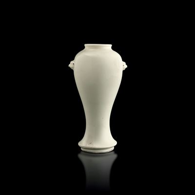 Vaso Meiping in Porcellana Dehua Blanc De Chine con Anse a Guisa di Testa di Cane di Pho, Cina, D...