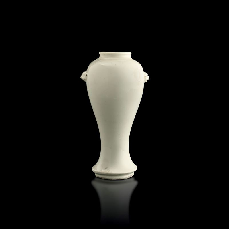Meiping vase in Dehua porcelain Blanc de Chine with handles shaped as Foo Dog heads, China, Qing Dynasty, Qianlong period (1736–1796)  - Auction Fine Asian Works of Art - Cambi Casa d'Aste