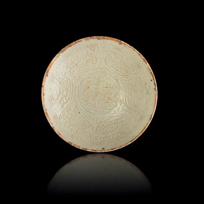 Piatto in Grès Ginpai con Decori a Soggetto Naturalistico a Rilievo, Cina, Dinastia Song (960-127...