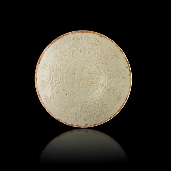 Piatto in grès Ginpai con decori a soggetto naturalistico a rilievo, Cina, Dinastia Song (960-1279)