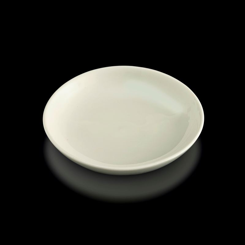 Piatto in porcellana Dehua, Blanc de Chine, Cina, fine XVII secolo  - Asta Fine Asian Works of Art - Cambi Casa d'Aste