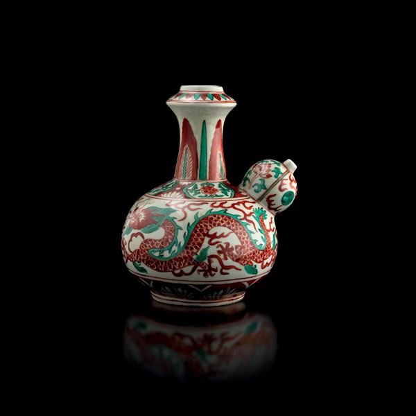 Polychrome enamel porcelain pitcher depicting a dragon, Japan, Edo period (1603-1868)