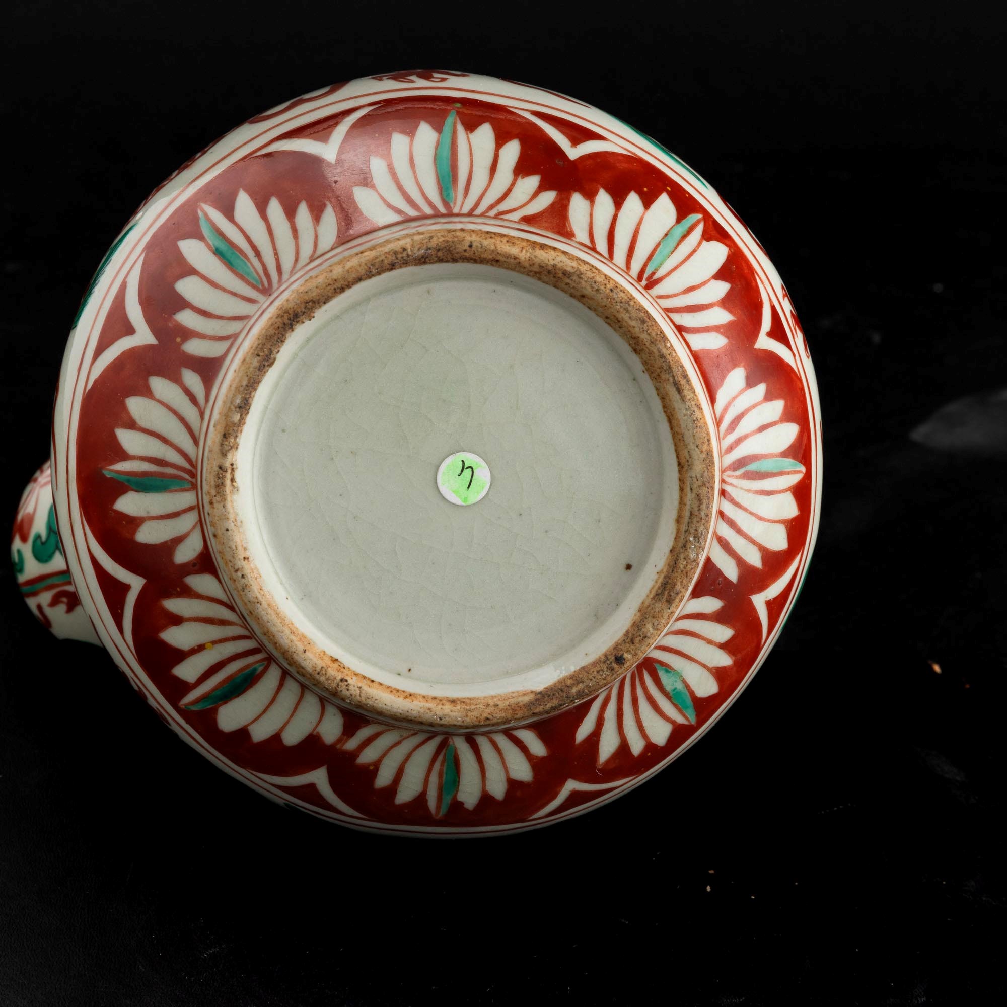 Versatoio in Porcellana a Smalti Policromi Raffigurante Drago, Giappone, Periodo Edo (1603-1868)
