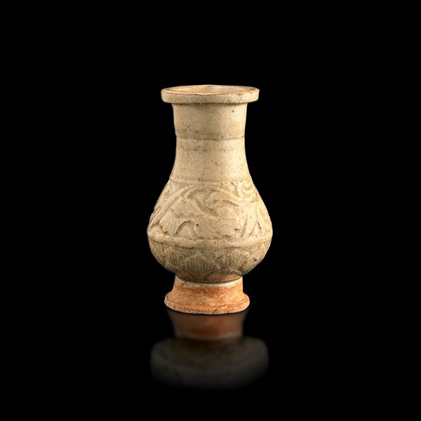 Vaso in grès con decori vegetali a rilievo, Cina, Dinastia Song (960-1279)
