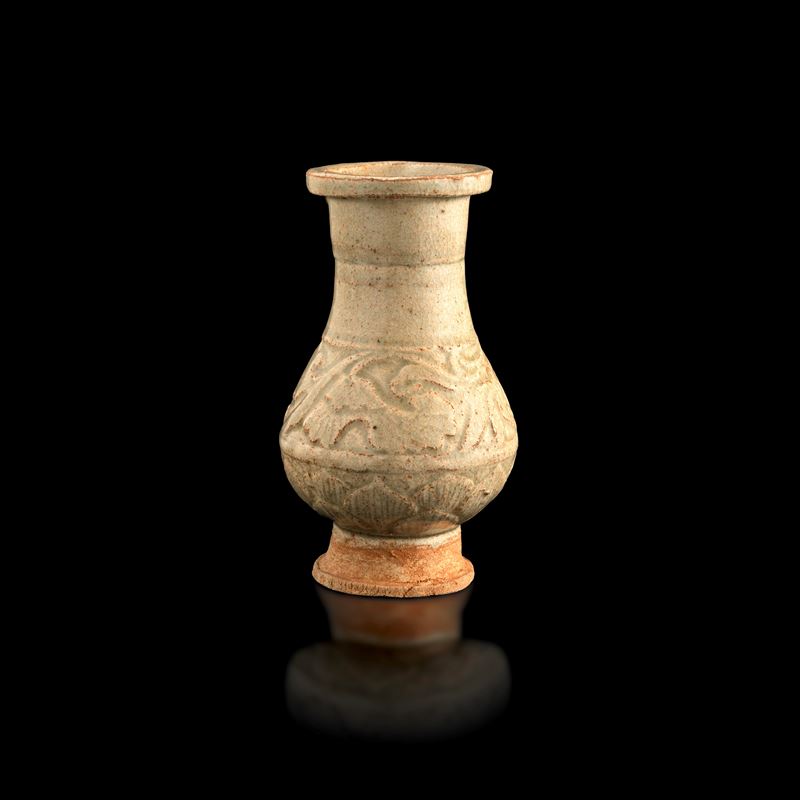 Vaso in grès con decori vegetali a rilievo, Cina, Dinastia Song (960-1279)  - Auction Fine Asian Works of Art - Cambi Casa d'Aste