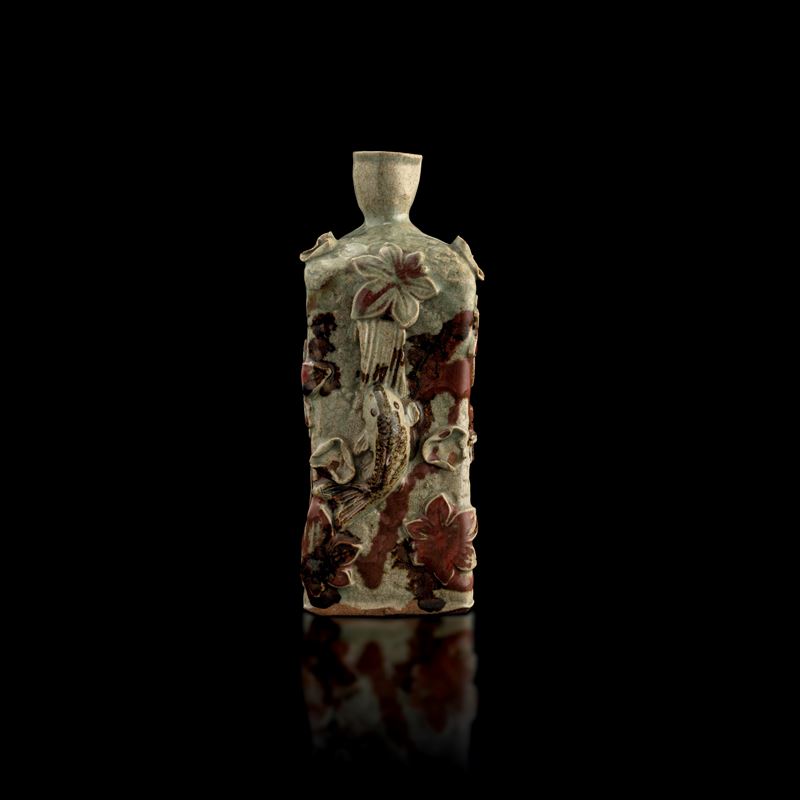 Vaso a pianta quadrata in terracotta con decori raffiguranti pesci e fiori a rilievo, Giappone, XX secolo  - Auction Fine Asian Works of Art - Cambi Casa d'Aste