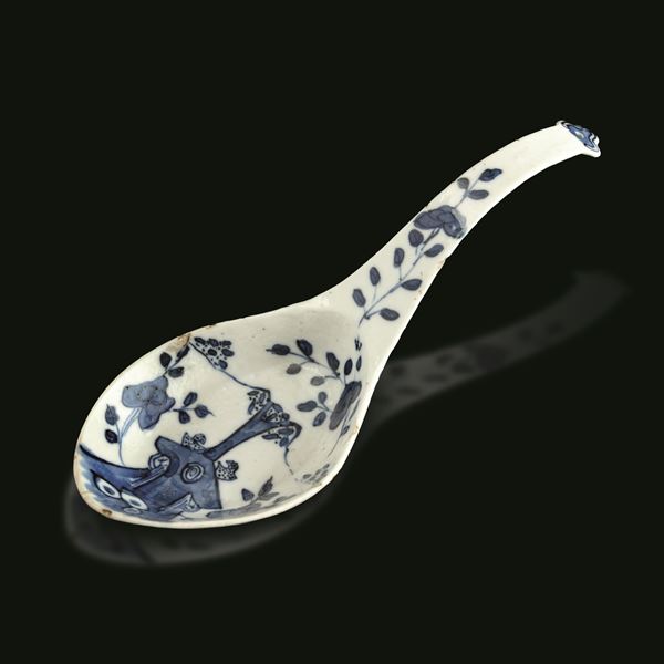 Cucchiaio in porcellana bianca a blu con decori a motivi vegetali, Cina, Dinastia Qing, XIX secolo