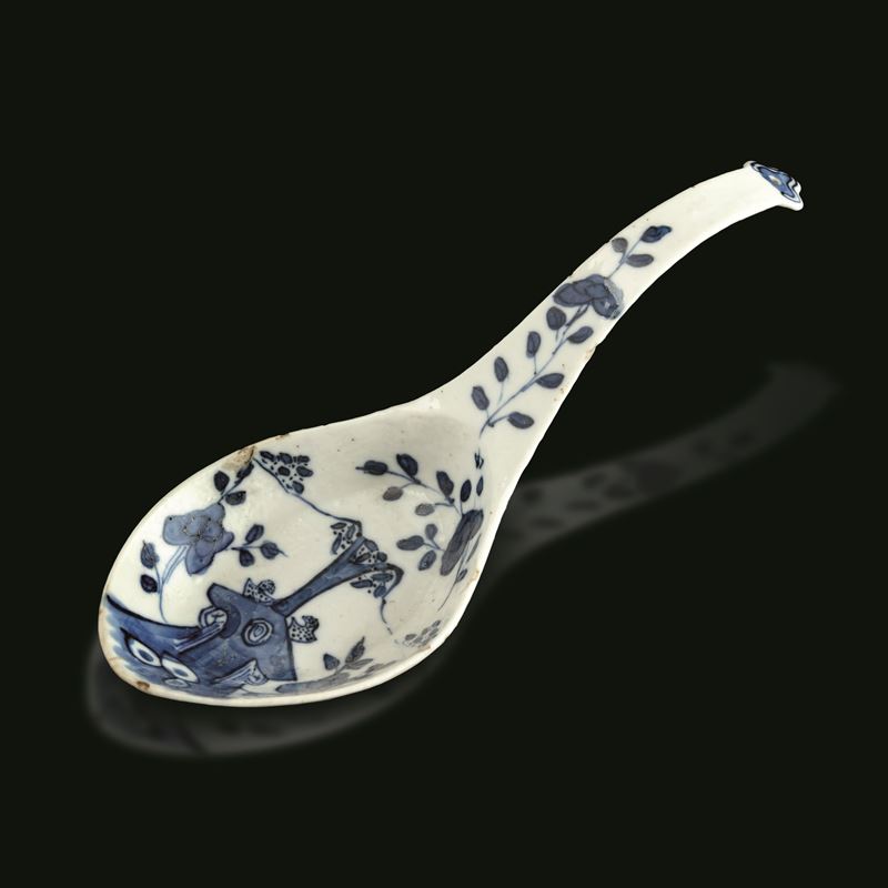 Cucchiaio in porcellana bianca a blu con decori a motivi vegetali, Cina, Dinastia Qing, XIX secolo  - Asta Fine Asian Works of Art - Cambi Casa d'Aste
