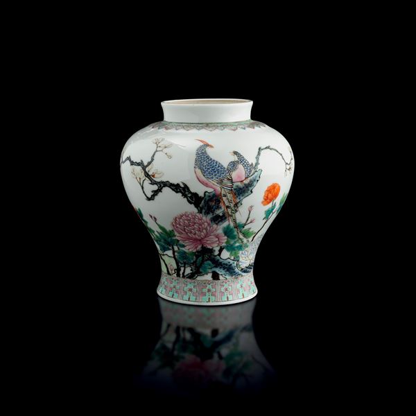 Vaso in porcellana Famiglia Rosa raffigurante scena naturalistica con fenici e fiori, Cina, Dinastia Qing, XIX secolo