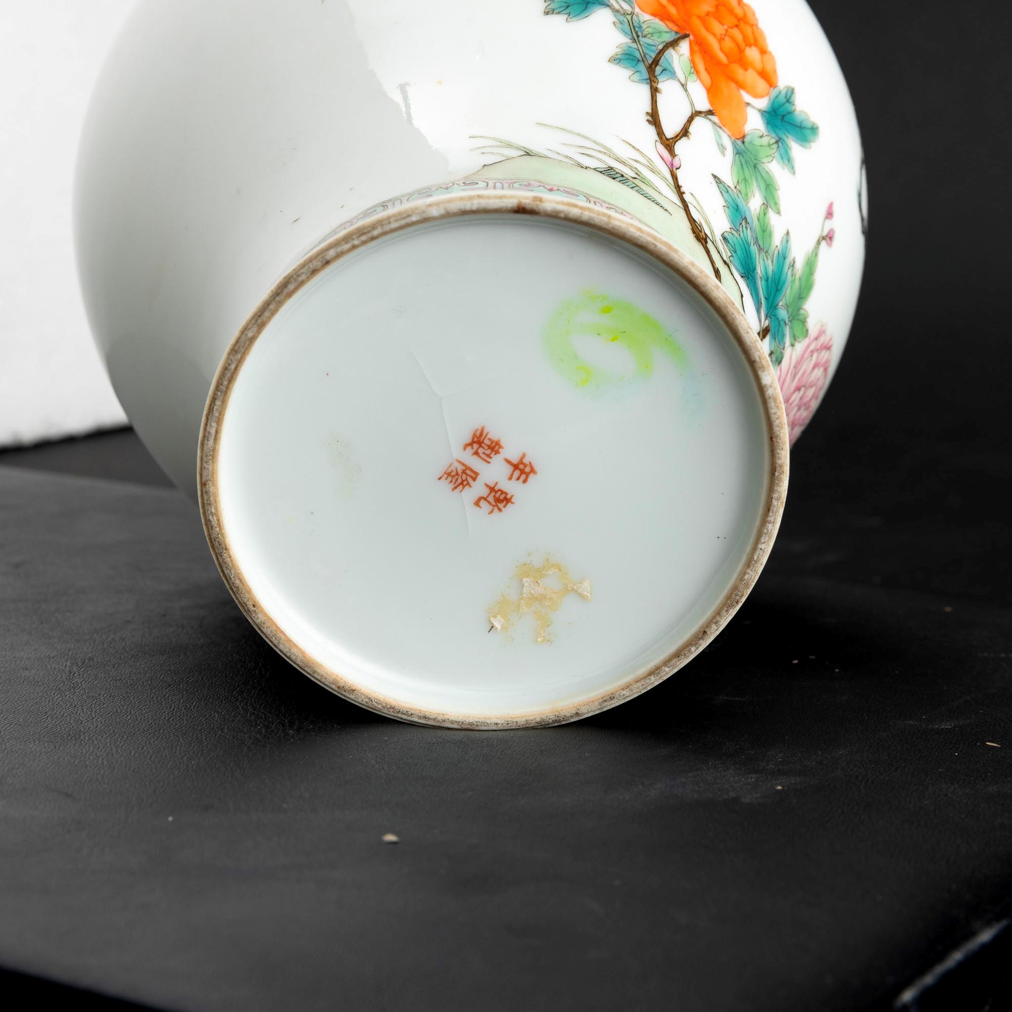 Vaso in Porcellana Famiglia Rosa Raffigurante Scena Naturalistica con Fenici e Fiori, Cina, Dinas...